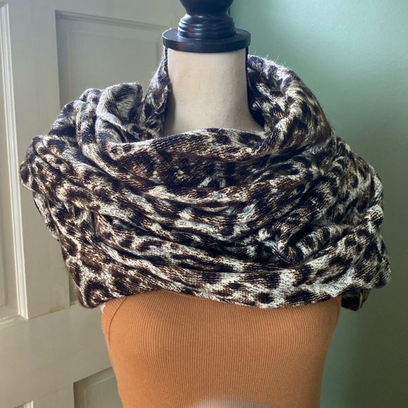 New infinite cheetah prints scarf by Michael KORS, OS - Picture 3 of 8